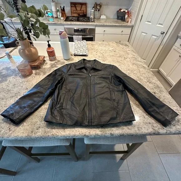 Black vintage 100% Leather Jacket,really good condition, light wear on sleeves. - Picture 2 of 13